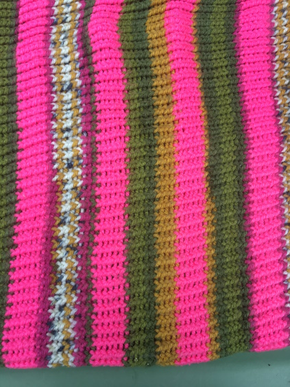 Strickwerkstück mit rosa und grünen Streifen